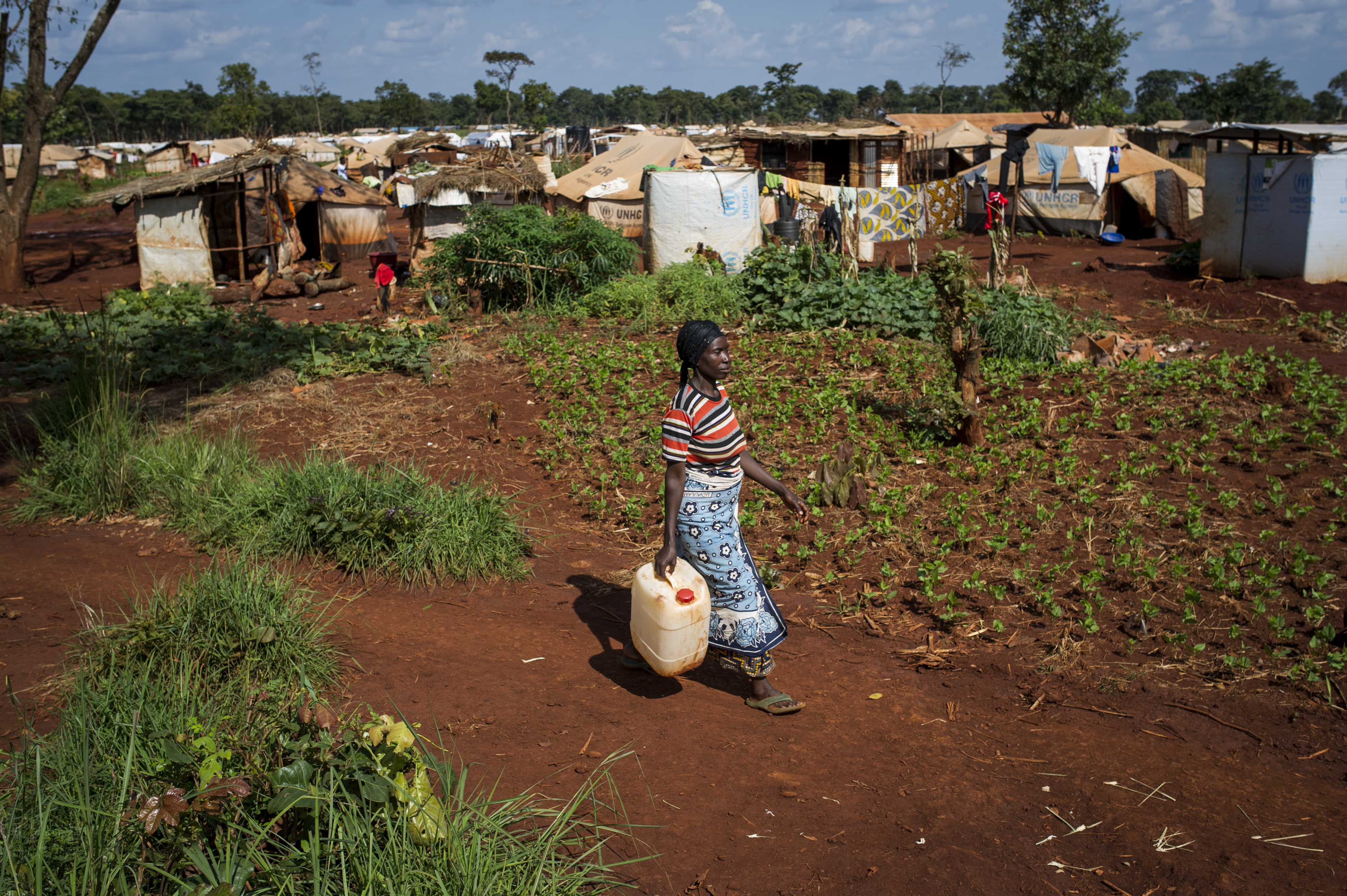 OGB_97642_Jackline collecting water Credit: Phil Moore/OXFAM