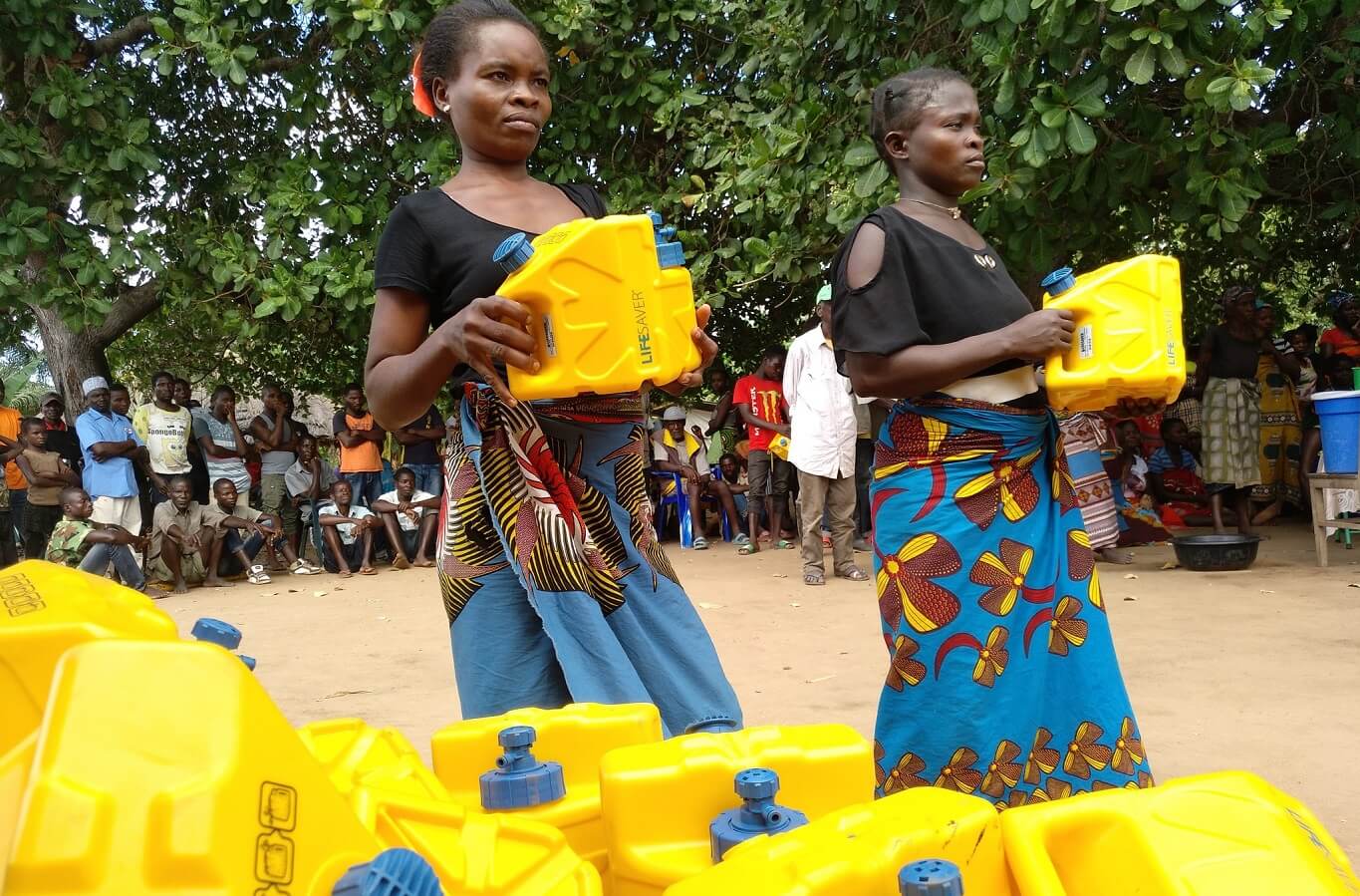 In the face of cholera outbreaks in other parts of Mozambique, the Oxfam team knew they had to act fast to get clean water to isolated communities in Zambézia, the province North of Beira. The team found some 2,000 people in Gentivo in desperate need of clean water, with an estimated 4,000 more remaining without access. Credit: Misozi Tembo/Oxfam.