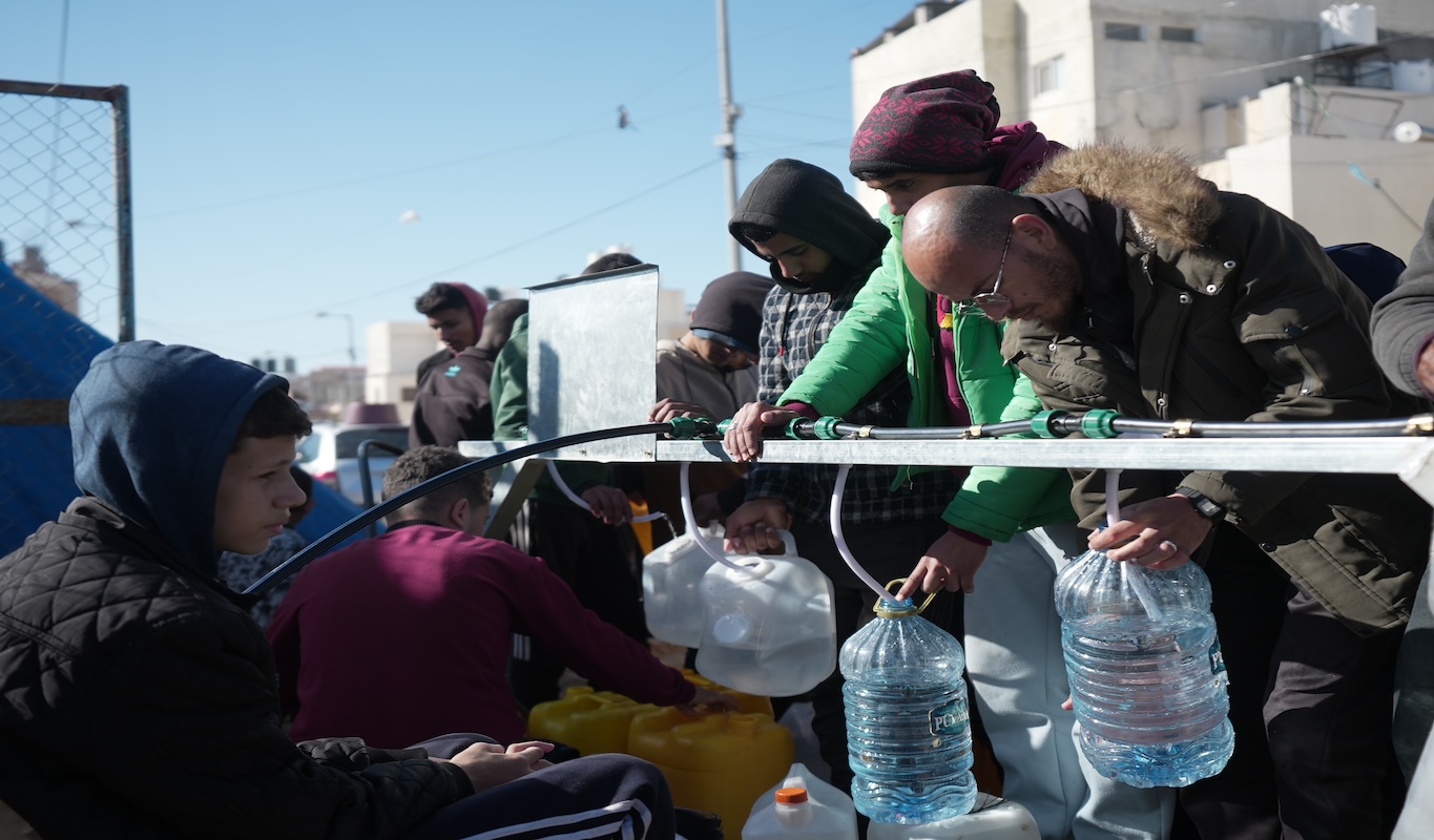 Displaced people in Rafah in South Gaza to use the newly installed desalination units Oxfam and local partners provided. These units provide clean drinking water for free with no risk of contamination.
