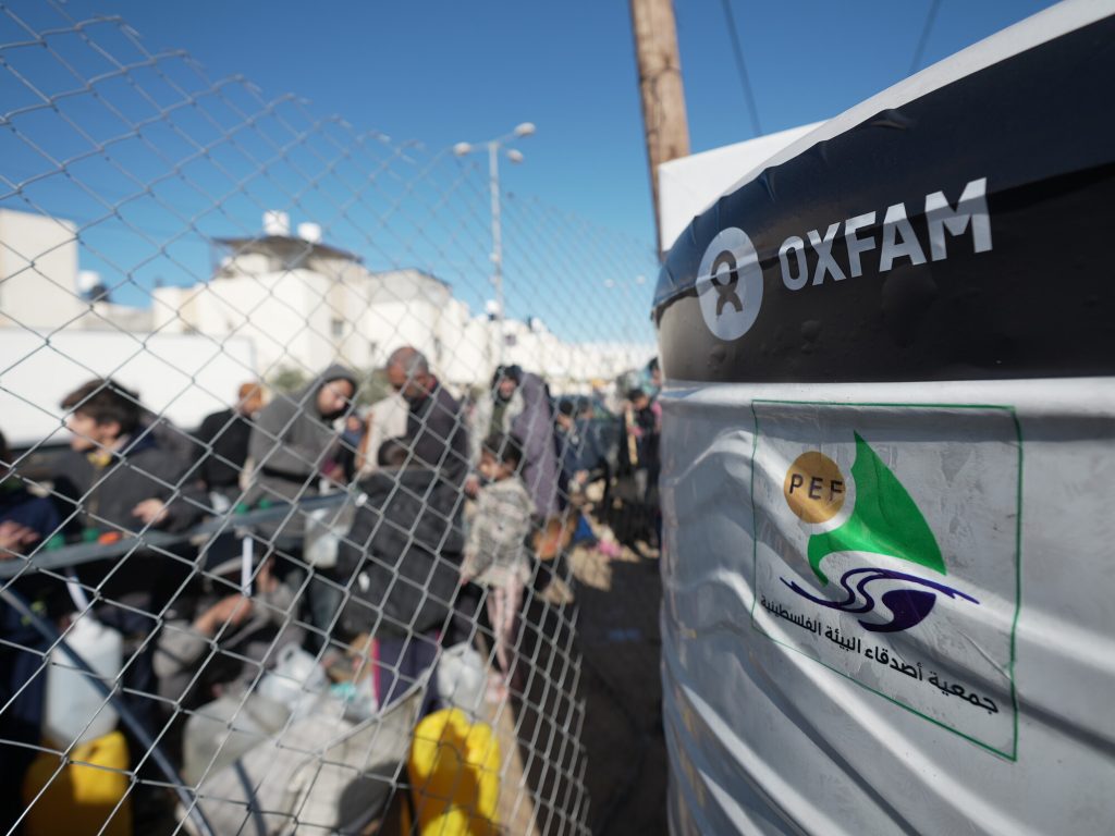 Displaced people in Rafah in South Gaza to use the newly installed desalination units Oxfam and local partners provided. These units provide clean drinking water for free with no risk of contamination. Photo: Alef Multimedia/ Oxfam