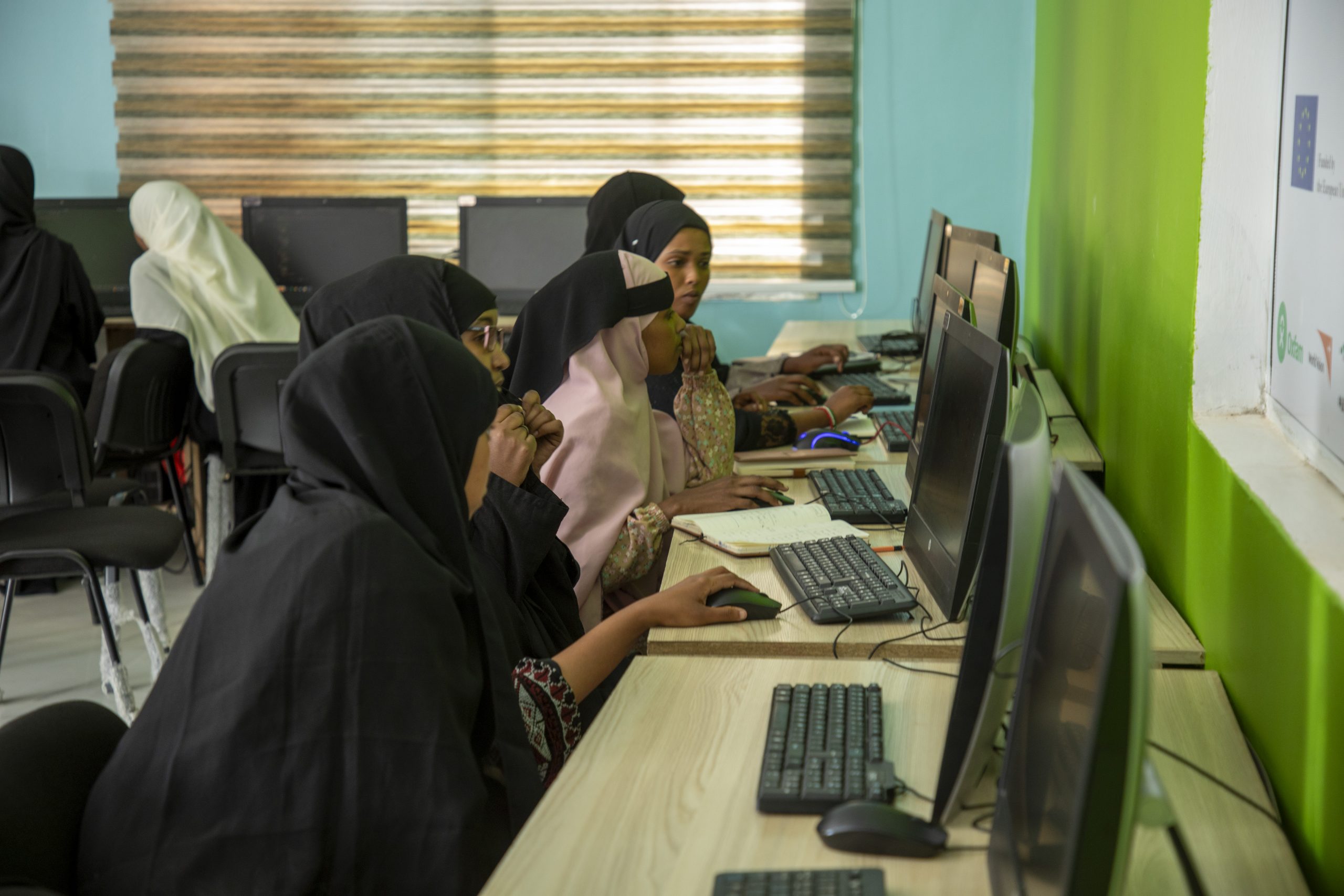 1H1A9133 Young women learning to code in Hargeisa, Somaliland. Photo: Hassan Siyad/Oxfam
