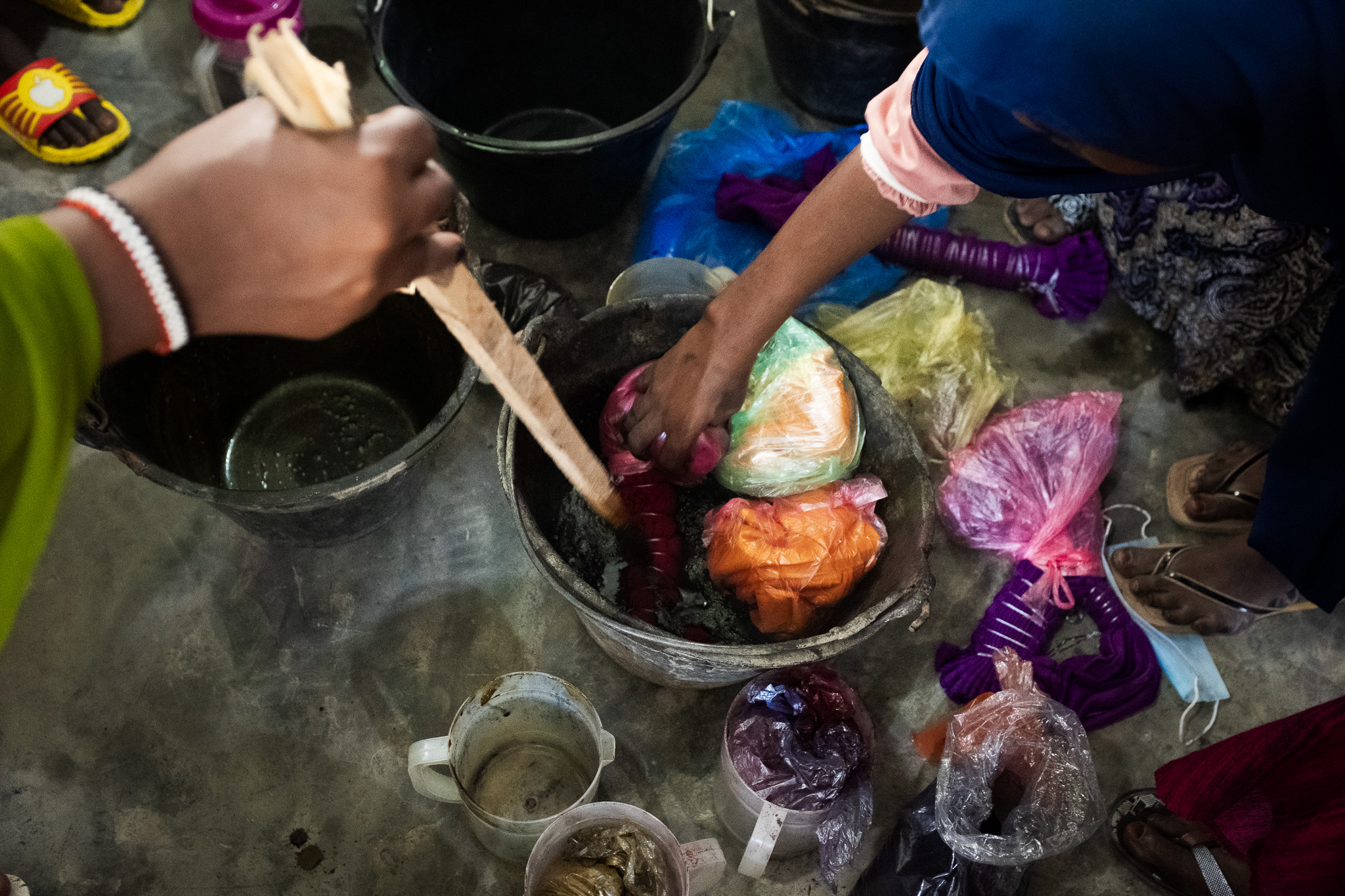 DSCF6634 Students mix dye at SSWC's skills-training centre. Photo: Caroline Leal/Oxfam