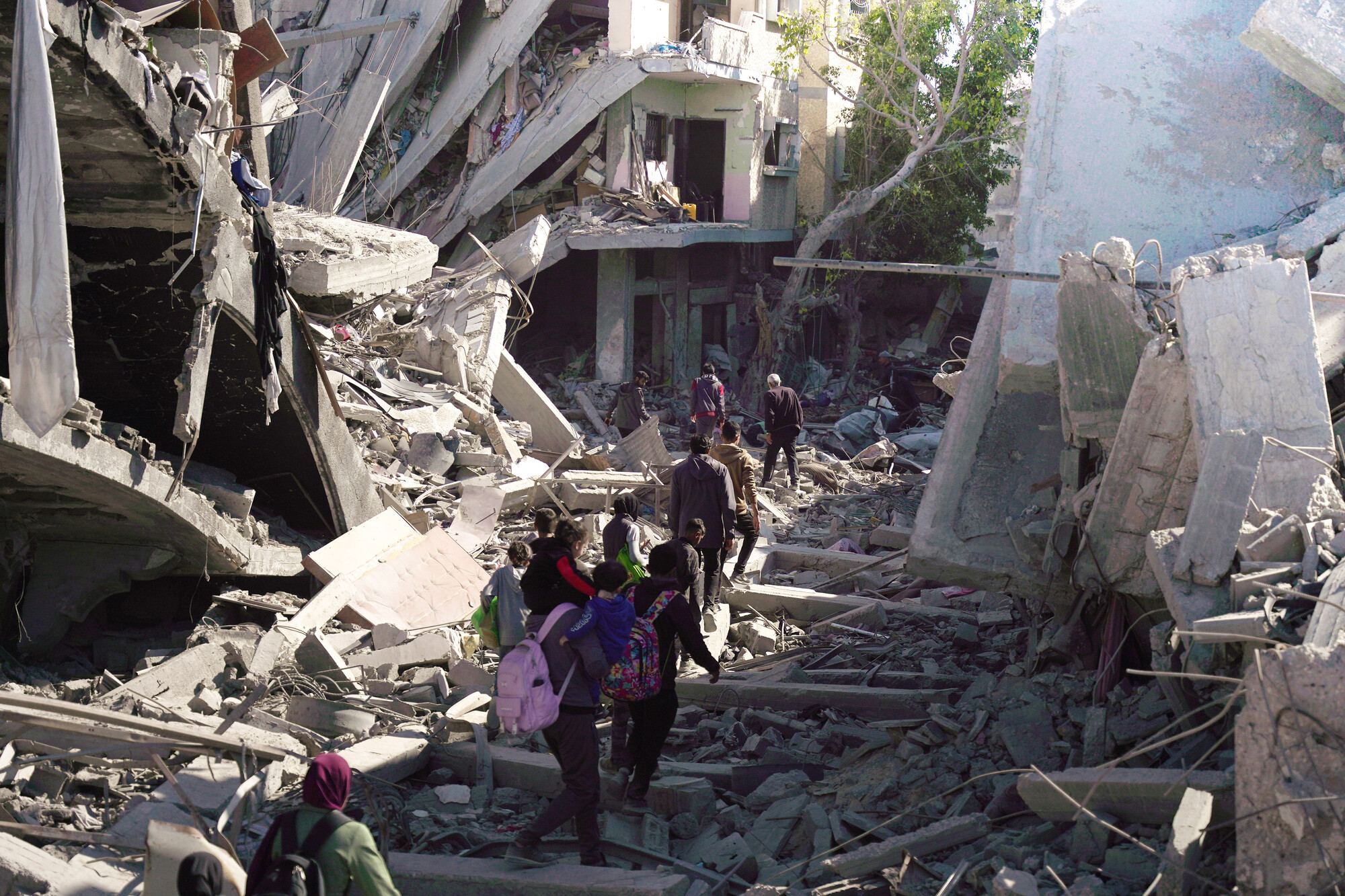 Children and their families are returning to their homes or the remains of their homes to check the status of their homes. Photo: Alef Multimedia/Oxfam