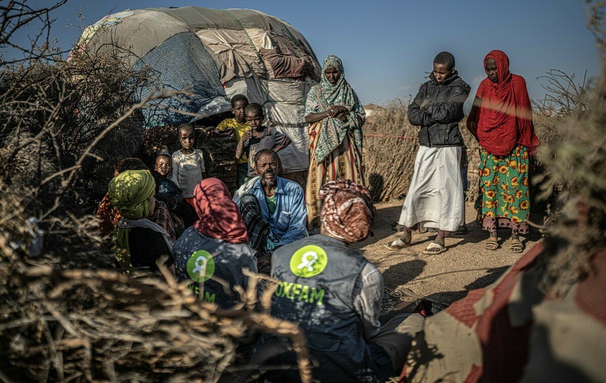 Said Abdi Duale and his family sit down with Oxfam staff. They live in a camp supporting people who have fled their homes in the Sanaag región of Somaliland. "First we had people, family, we had animals. We used the animals for eating, for cooking, for selling the milk, for everything. Now we don't have anything and the drought caused the death of all the animals which we had."Photo: Pablo Tosco/Oxfam Intermón