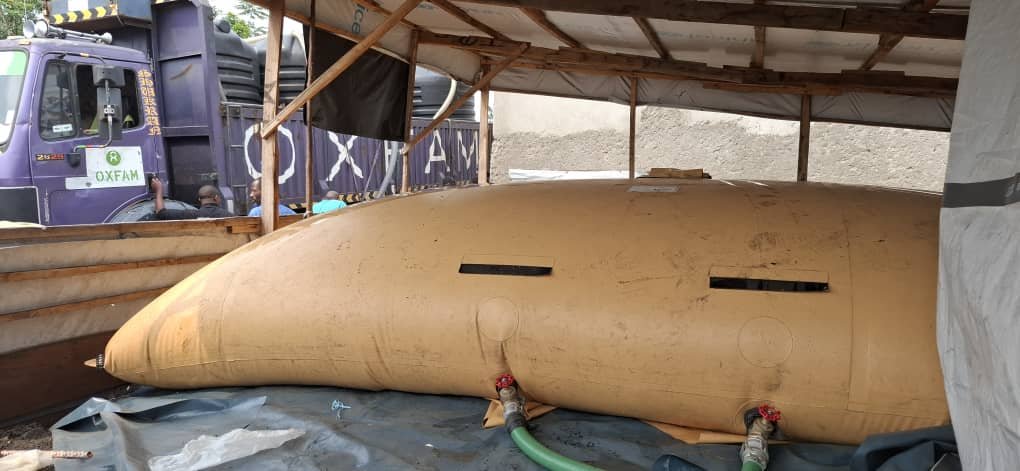 Part of Oxfam's work in DRC is providing clean water to those in need by setting up water bladders in locations hosting displaced people. Drissa Fadiga/Oxfam