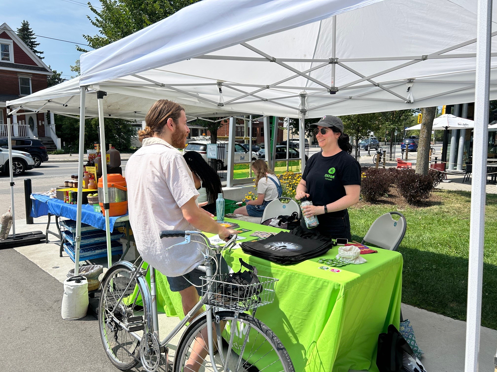 Oxfam staff member Lisa Gunn chats with a supporter at the Ottawa Farmer's Market. Photo: Diana Sarosi/Oxfam