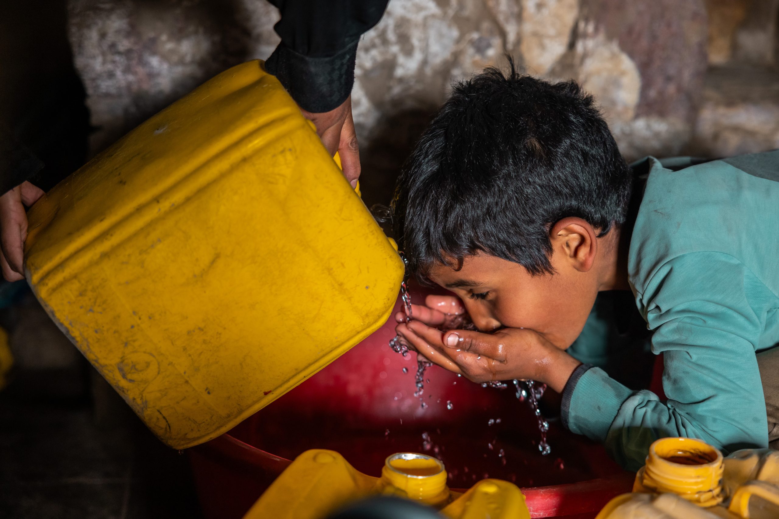 Warda’s son washes his face from the water he fetched from the nearby well.
Ahmed ​Al-Basha / Oxfam