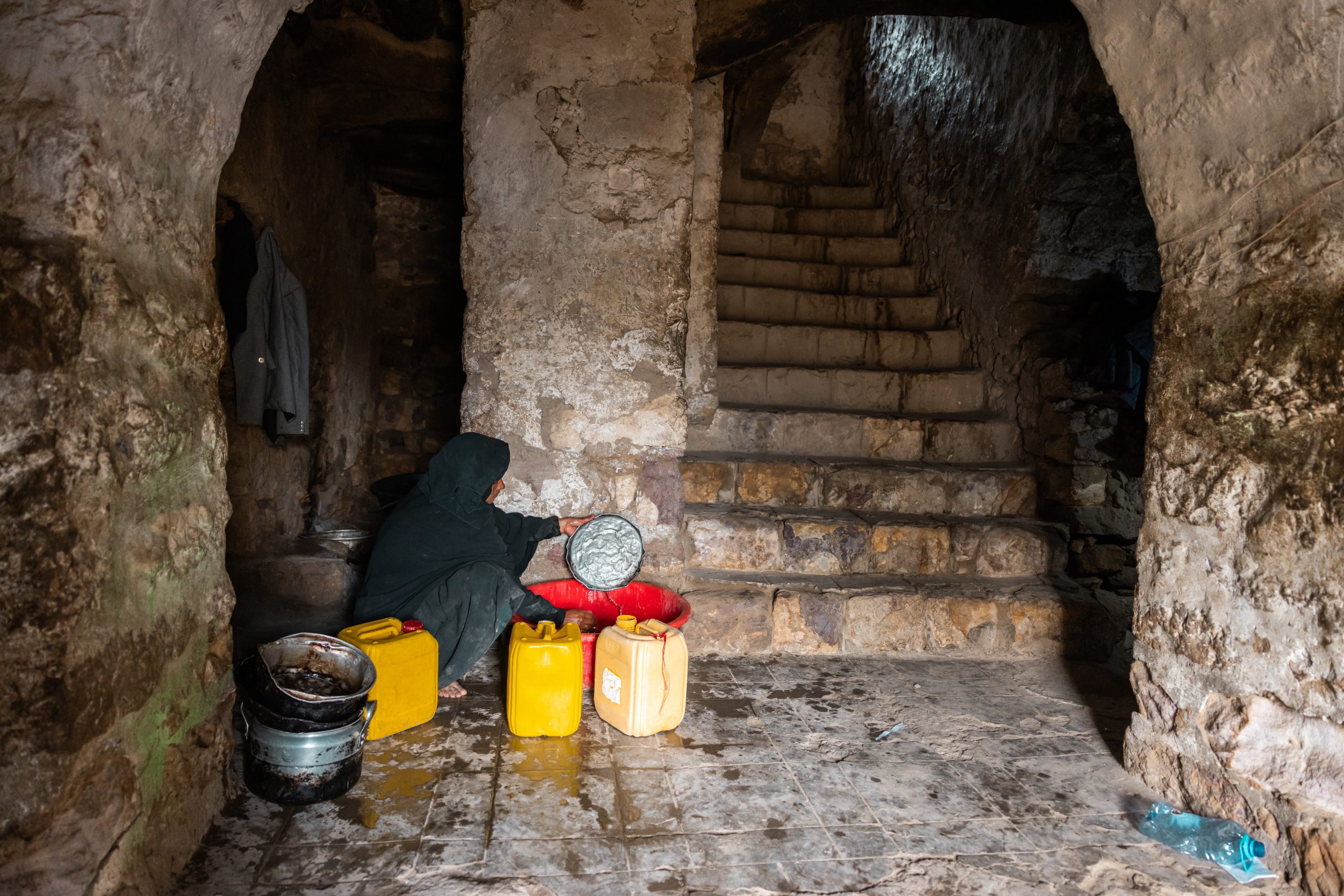 Warda washes the dishes using the water her children fetched from the nearby well. Photo: Ahmed ​Al-Basha / Oxfam