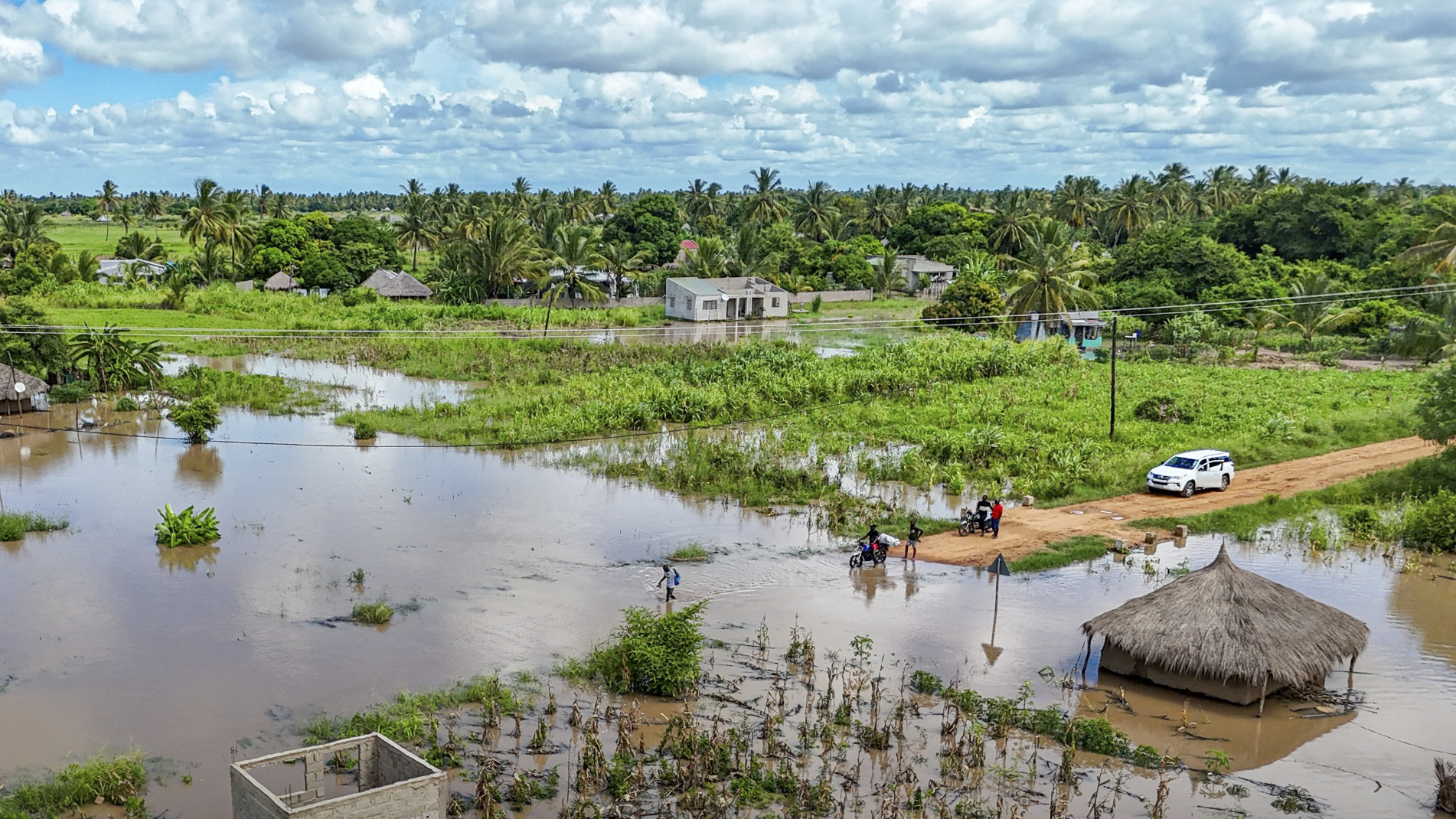 Communities in southern Mozambique are facing severe flooding after days of heavy rain. Many families have lost their belongings, and some remain trapped in rapidly rising waters. Homes, crops, and livelihoods have been destroyed. Photo: AJOAGO Mocambique