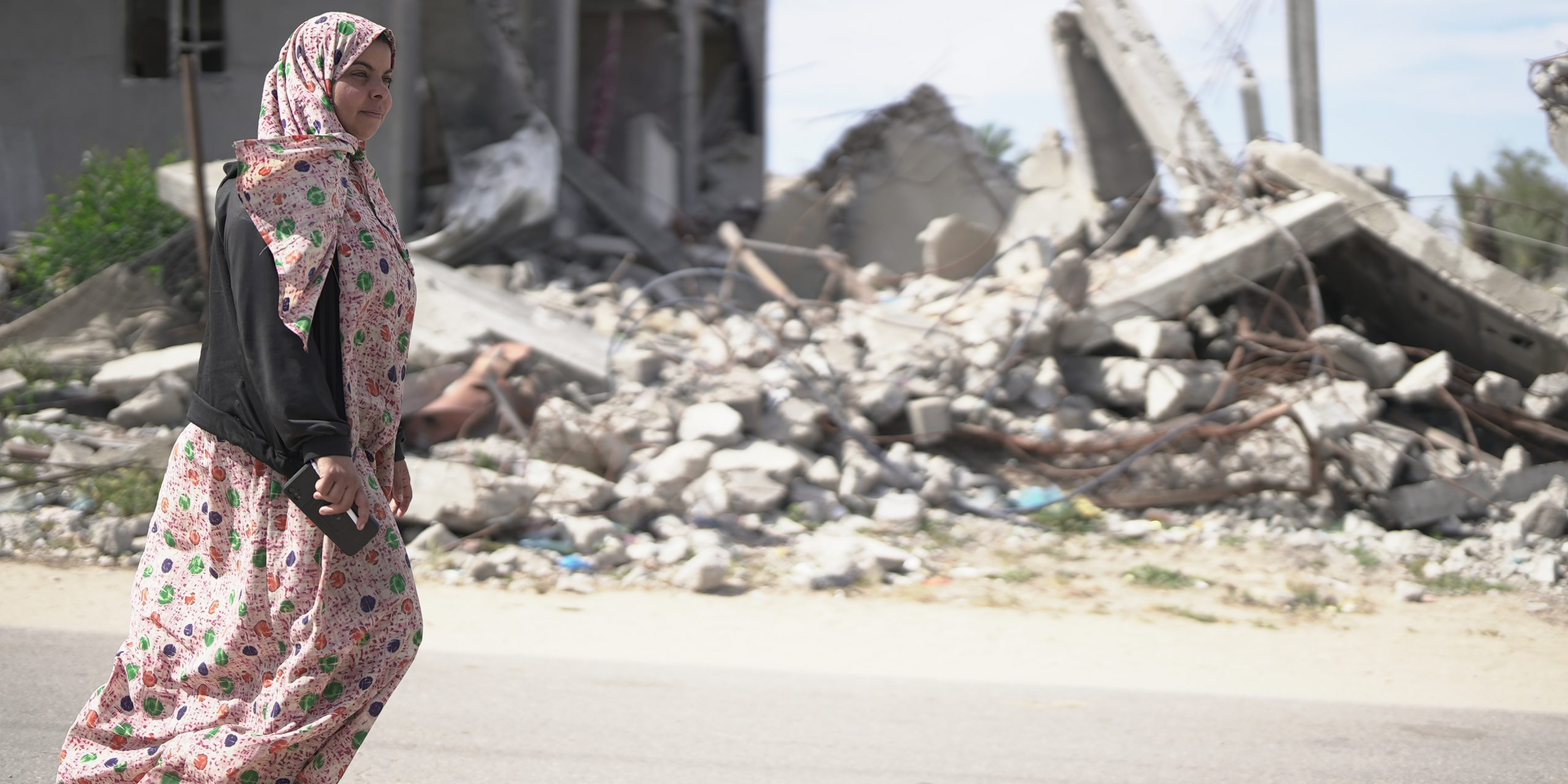 Ameera walks to her workplace, where she cooks food for IDPs, after signing a contract with a local organization in Gaza.