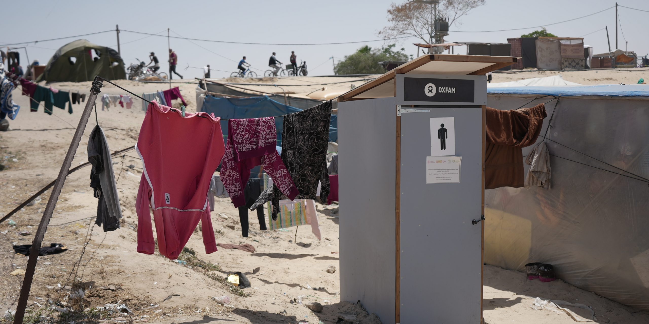 Oxfam has installed part of the restrooms in the Al-Mawasi area on the outskirts of Khan Yunis Governorate.